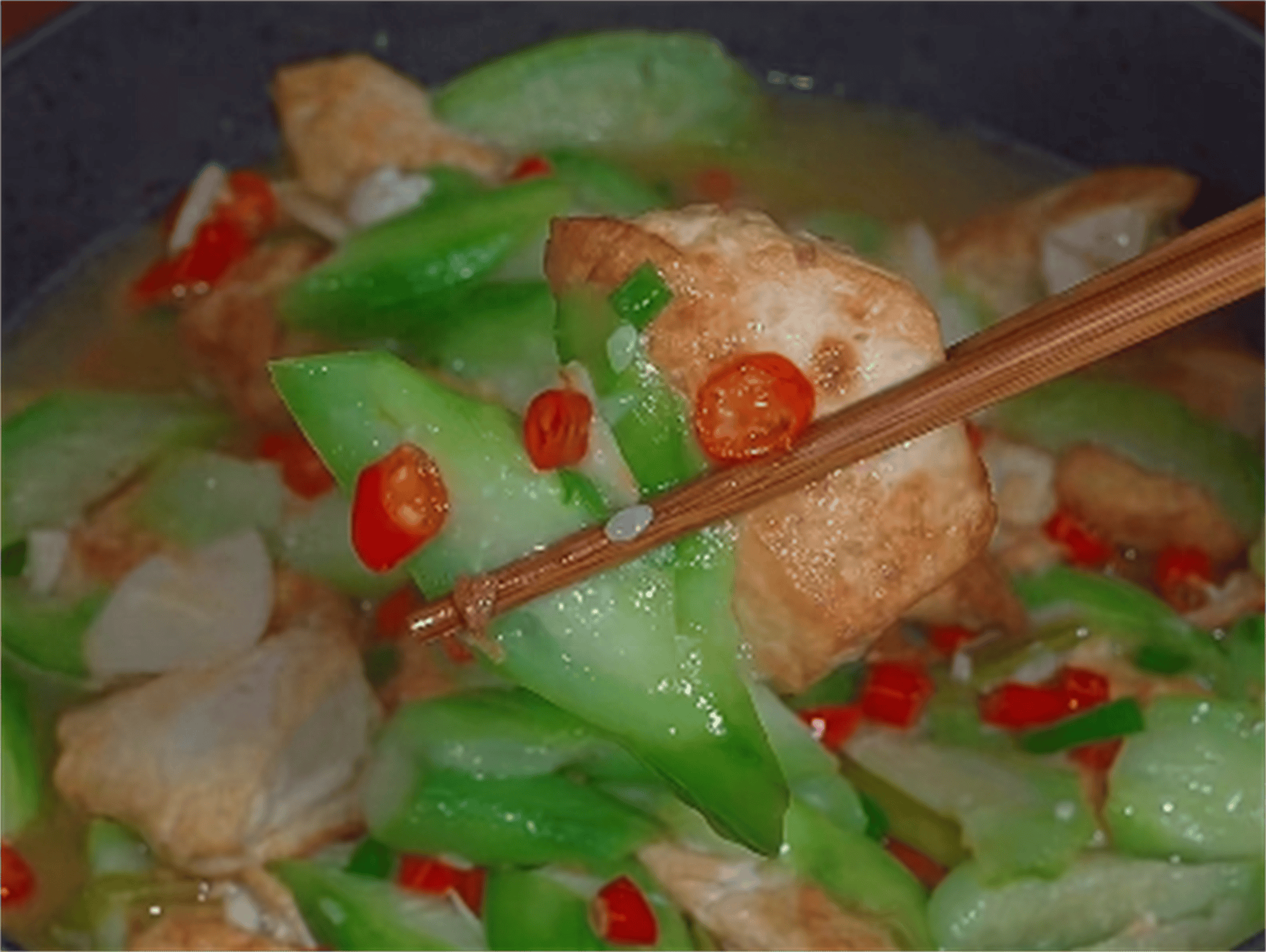 丝瓜可以和什么菜一起炒？丝瓜炒豆腐，营养又补钙，现在吃正合适