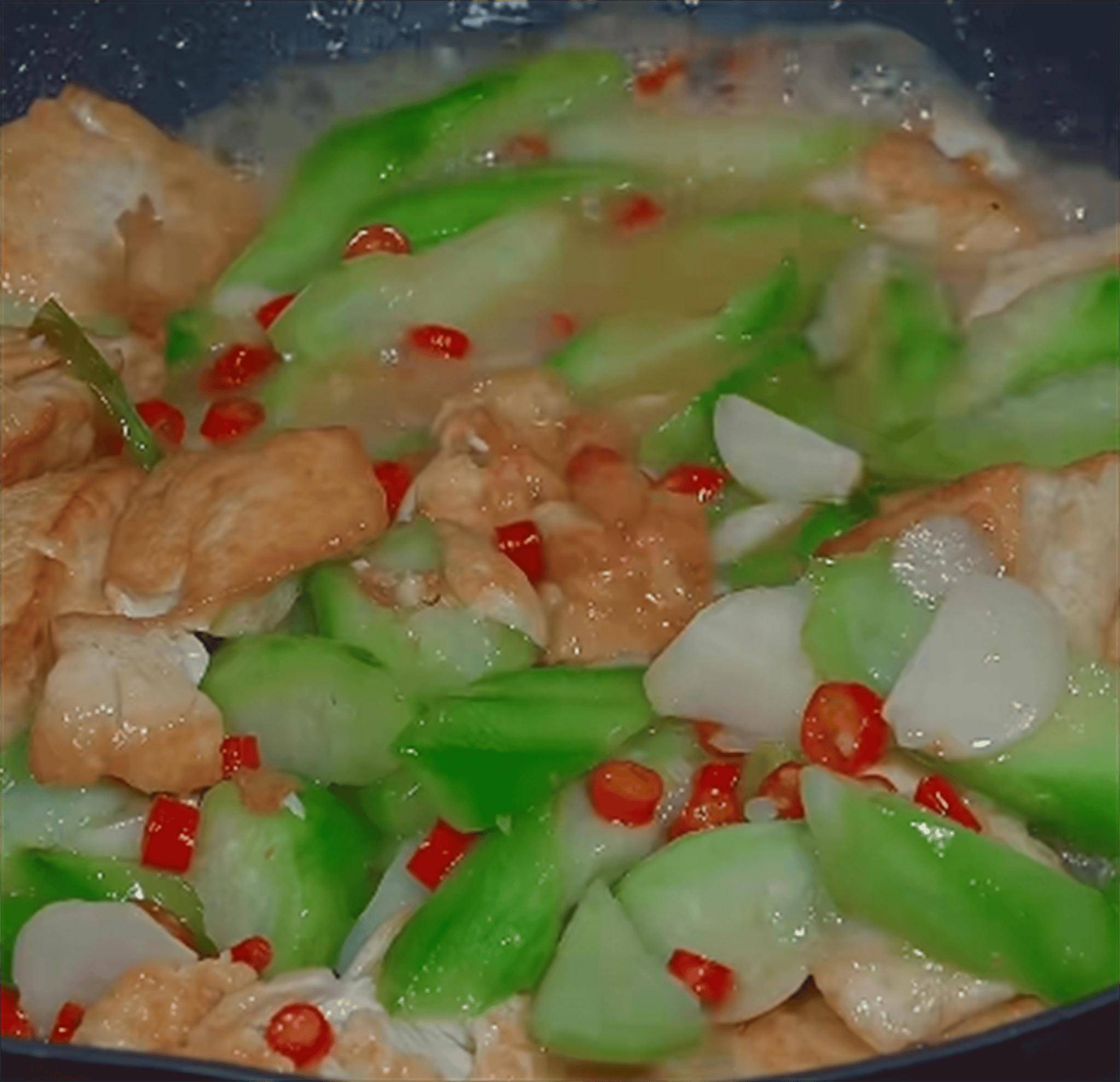 丝瓜可以和什么菜一起炒？丝瓜炒豆腐，营养又补钙，现在吃正合适