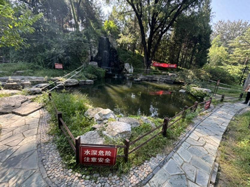 北京日报客户端报道后，陶然亭瀑布周边游览秩序明显改善