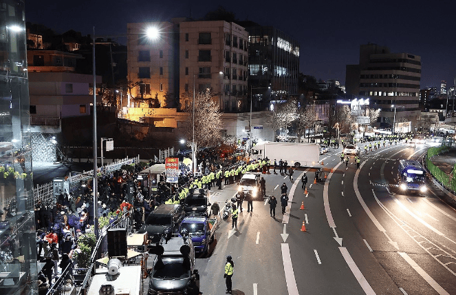 今日突发！调查人员突破韩总统官邸内两道阻拦线，与警卫正在对峙