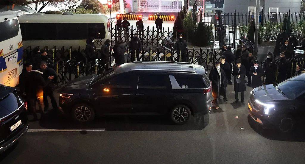 今日突发！调查人员突破韩总统官邸内两道阻拦线，与警卫正在对峙