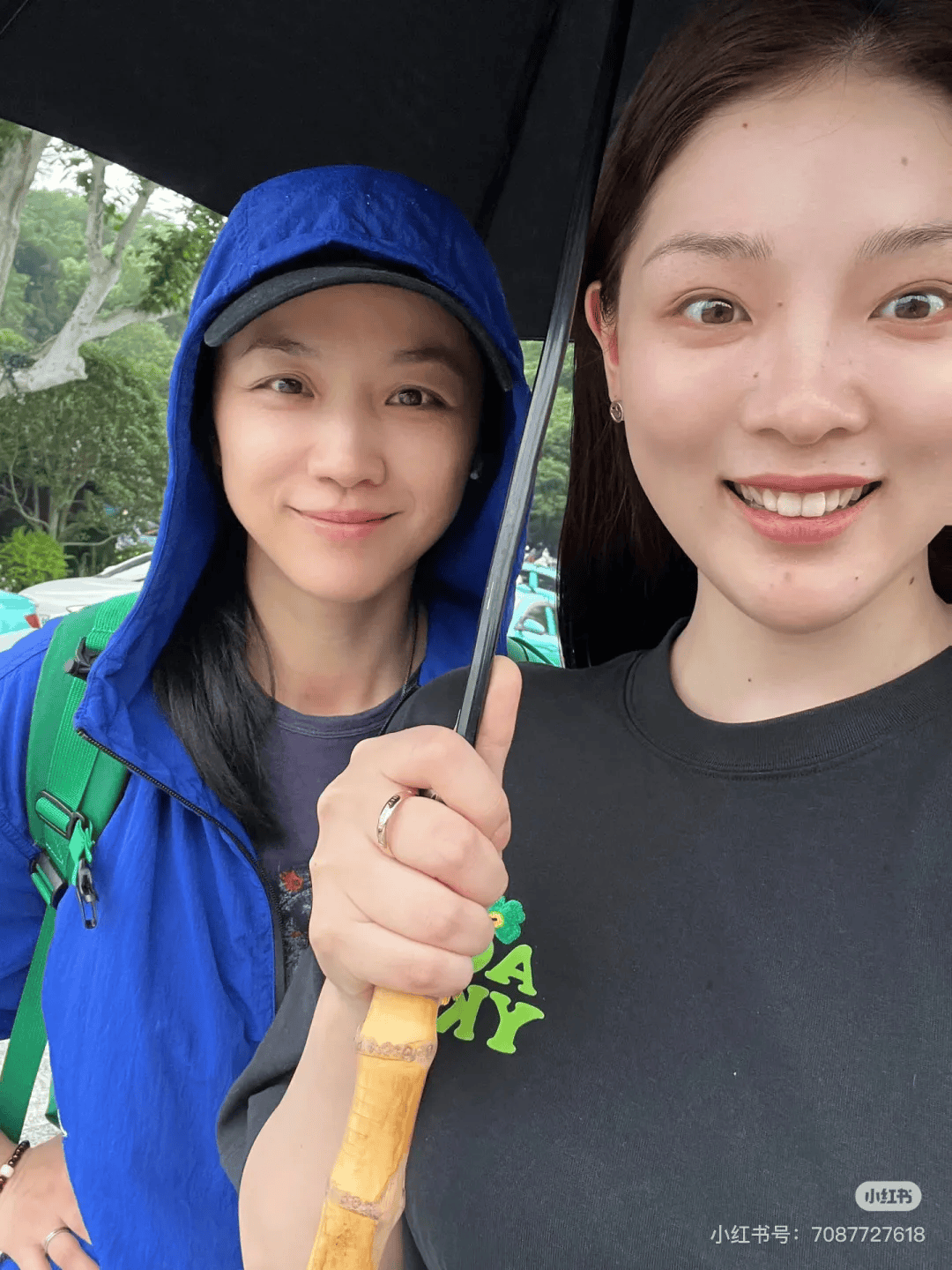 汤唯晒和“大魔王”布兰切特合影！笑纹很美，熊猫七仔玩偶抢镜