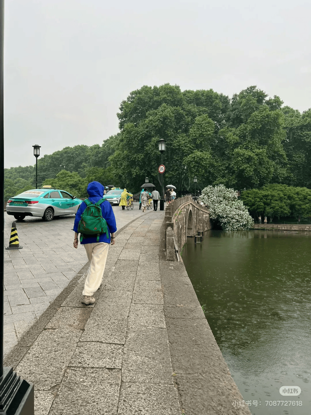 汤唯晒和“大魔王”布兰切特合影！笑纹很美，熊猫七仔玩偶抢镜