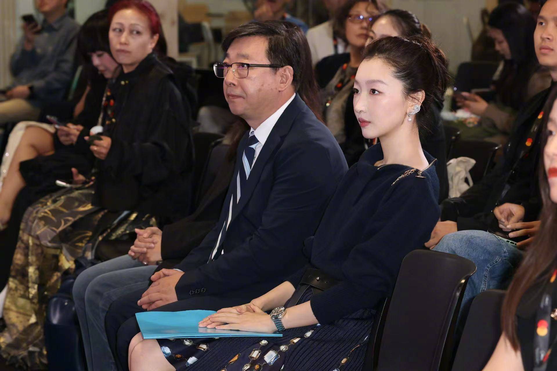 周冬雨亮相第78届戛纳电影节“金光计划” 呼吁创作者将创作热情注入短片作品