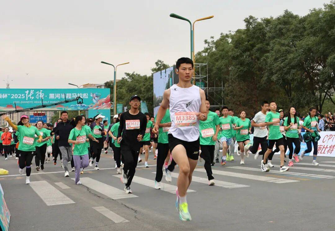 【组图】2025张掖·黑河半程马拉松激情开跑