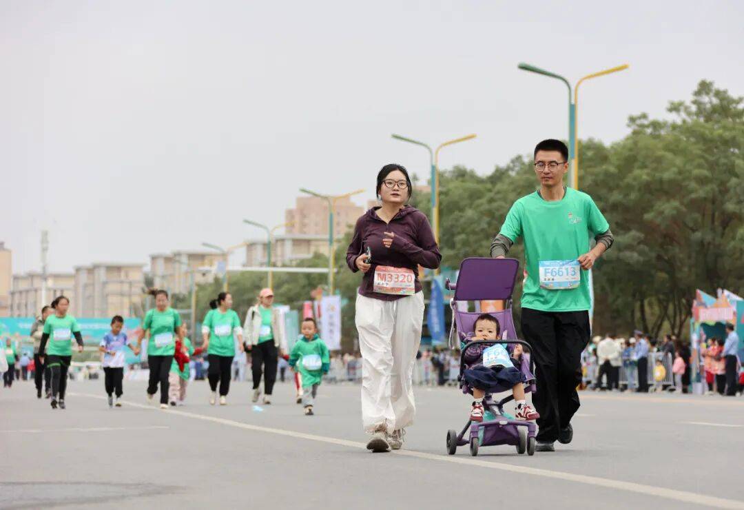 【组图】2025张掖·黑河半程马拉松激情开跑