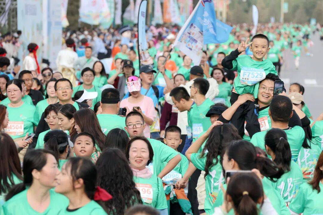 【组图】2025张掖·黑河半程马拉松激情开跑